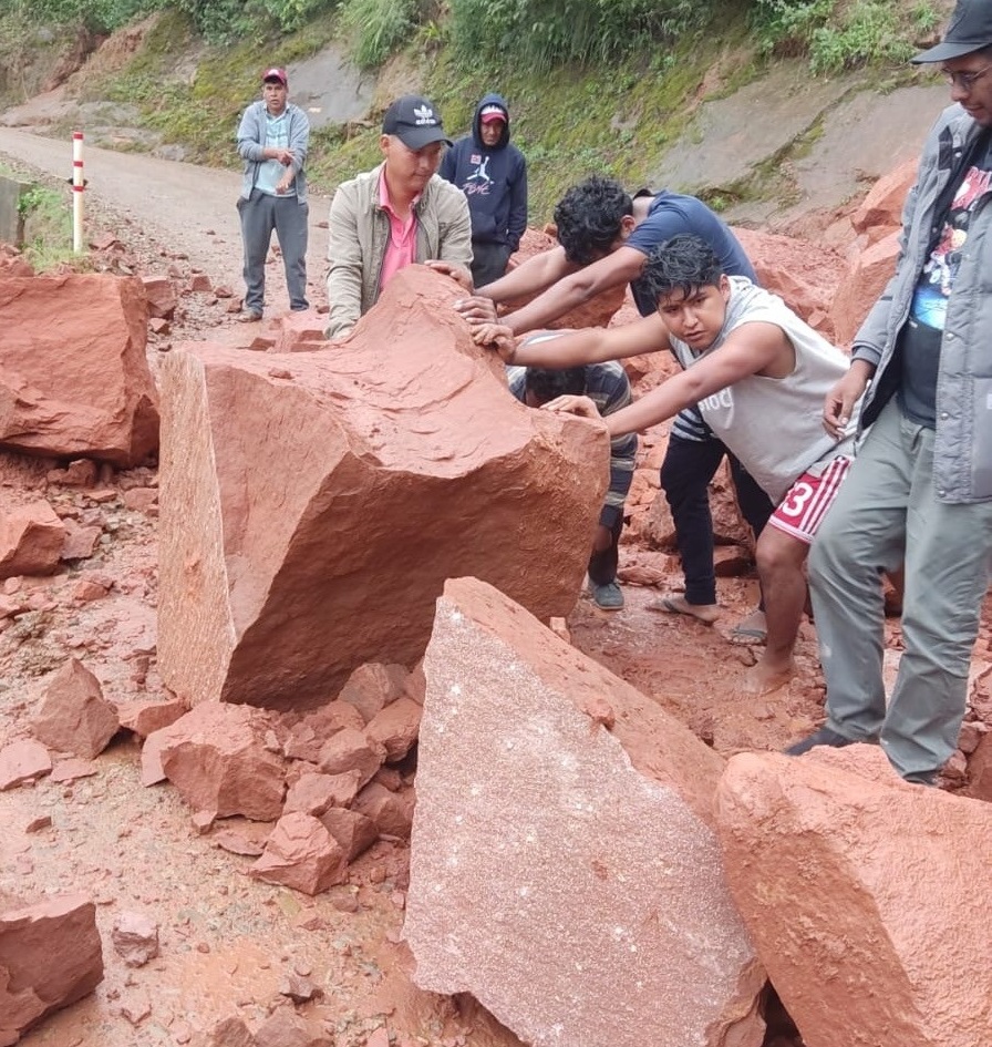 Pasajeros varados en ruta Sucre-Monteagudo intentan retirar rocas caídas para habilitar la vía. Foto: Radio Solana.