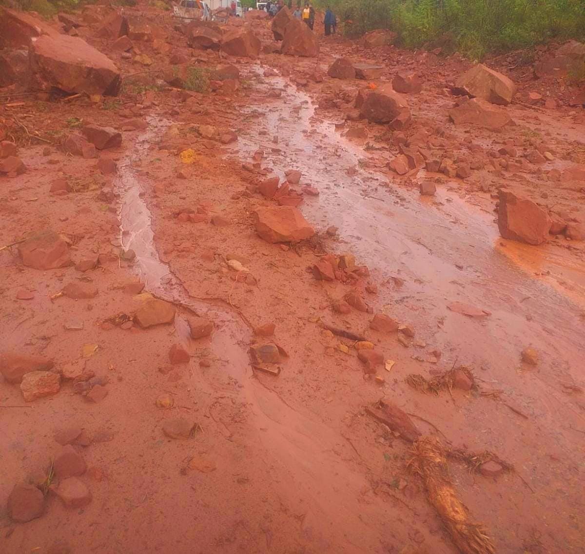 Uno de los derrumbres registrados en Tarija en el sub tramo Tarija - Entre Ríos. Foto: ABC.