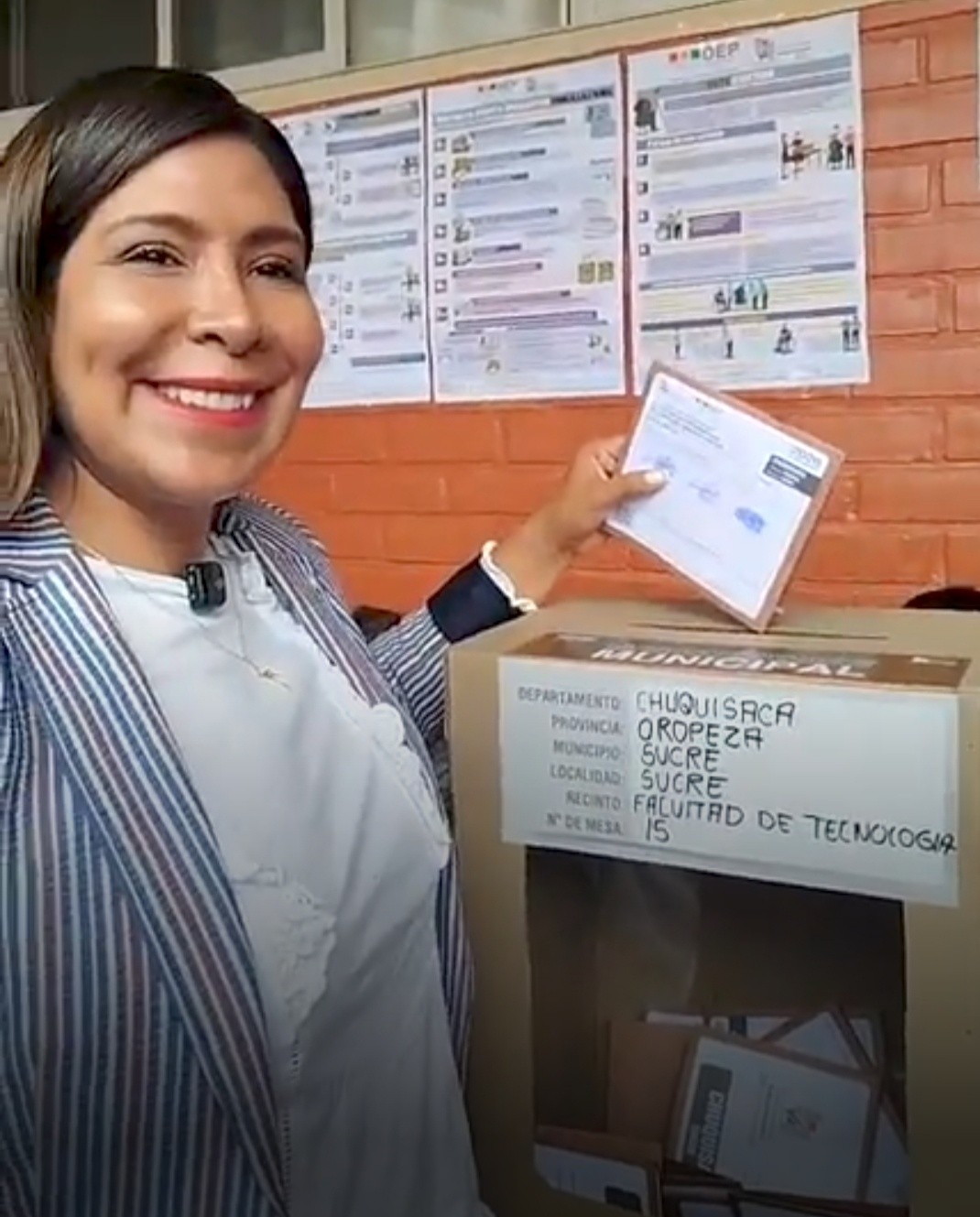 Candidata a la Alcaldía de Sucre, Fátima Tardío, emitiendo su voto. Foto: Redes Sociales.