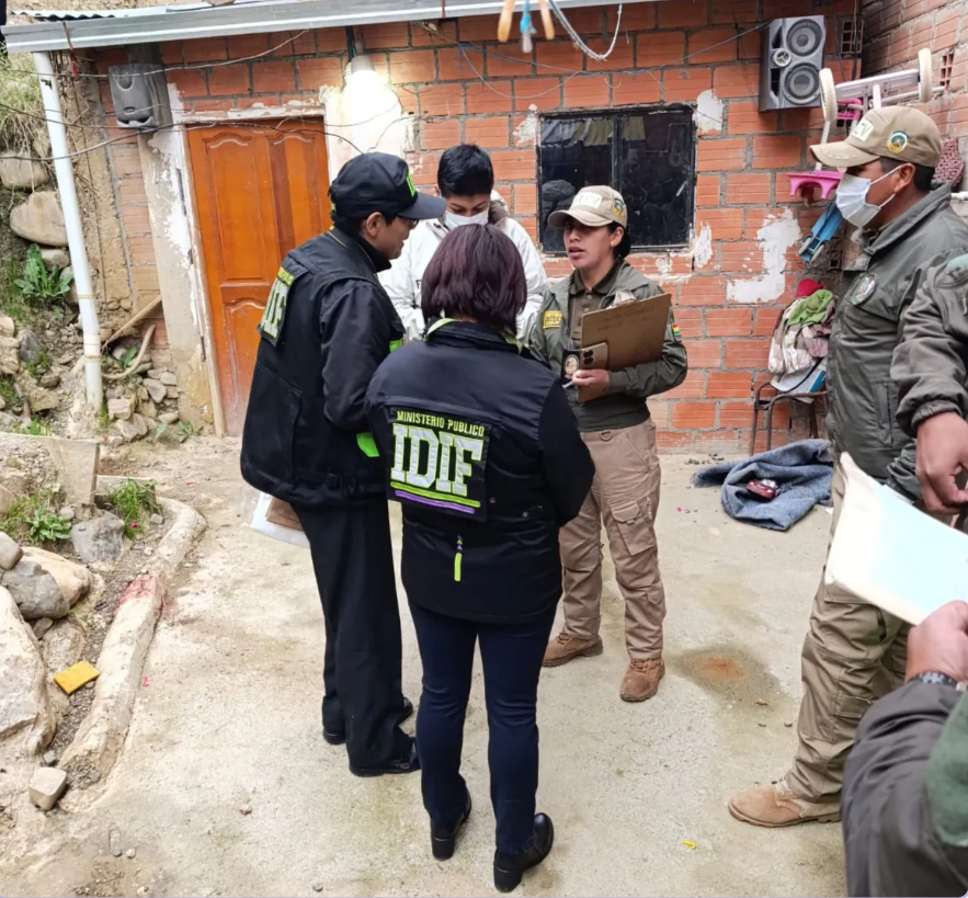 El IDIF y la Felcv en su trabajo por el feminicidio en Rosasani, La Paz. Foto: Fiscalía General del Estado.