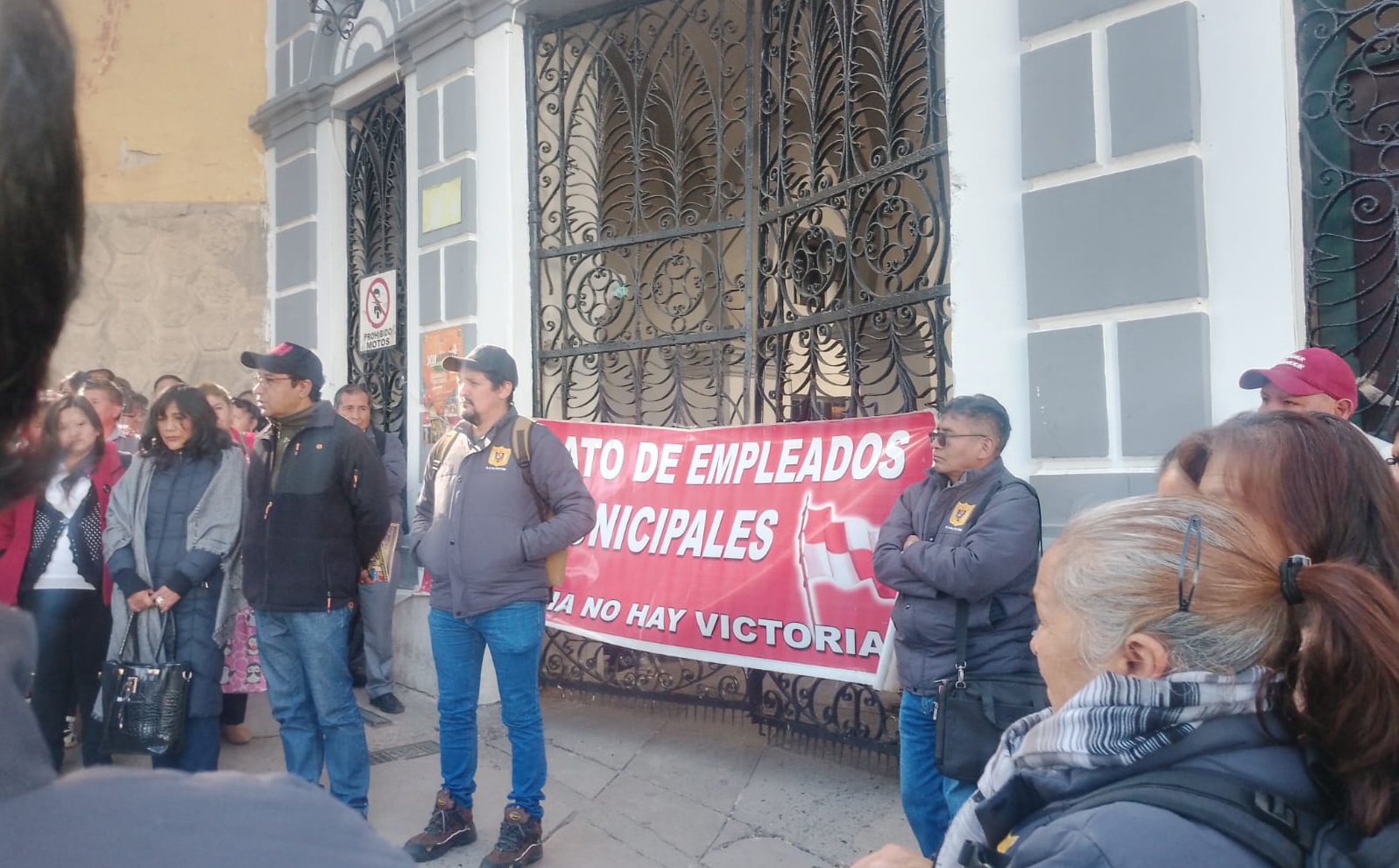Trabajadores municipales iniciaron un paro de 24 horas. Foto: Continental Potosí