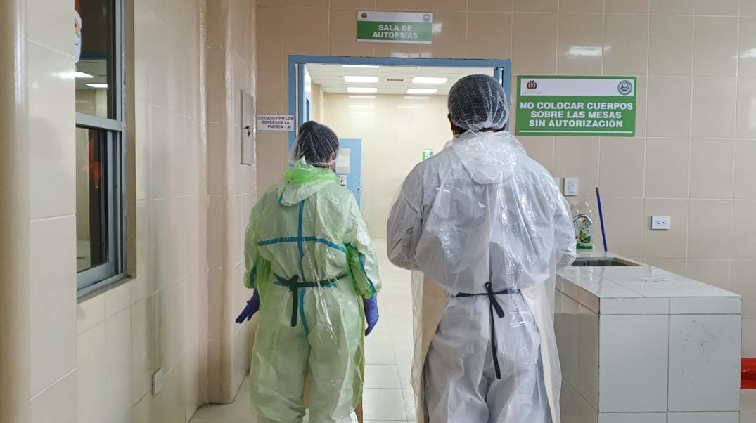 Personal del IDIF ingresa a la Sala de Autopsias en La Paz. Foto: Fiscalía General del Estado.