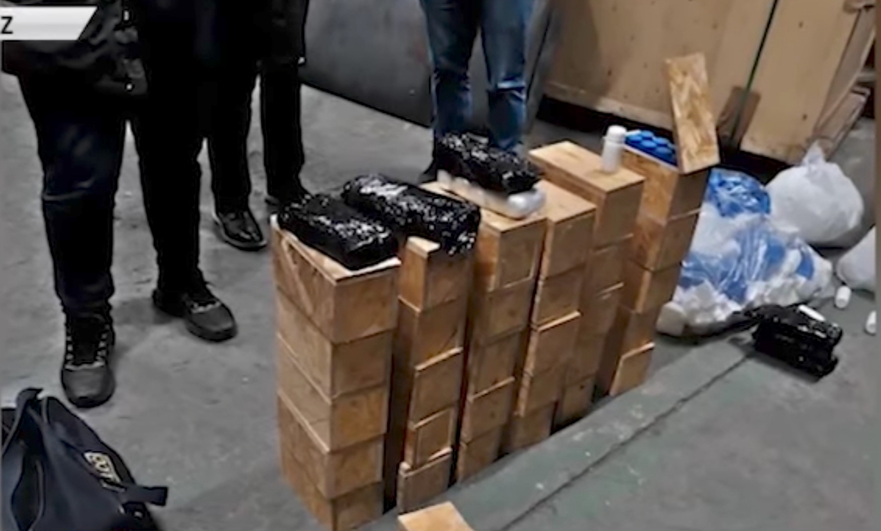La Policía secuestró 348 envases con mercurio. Foto: Captura de video