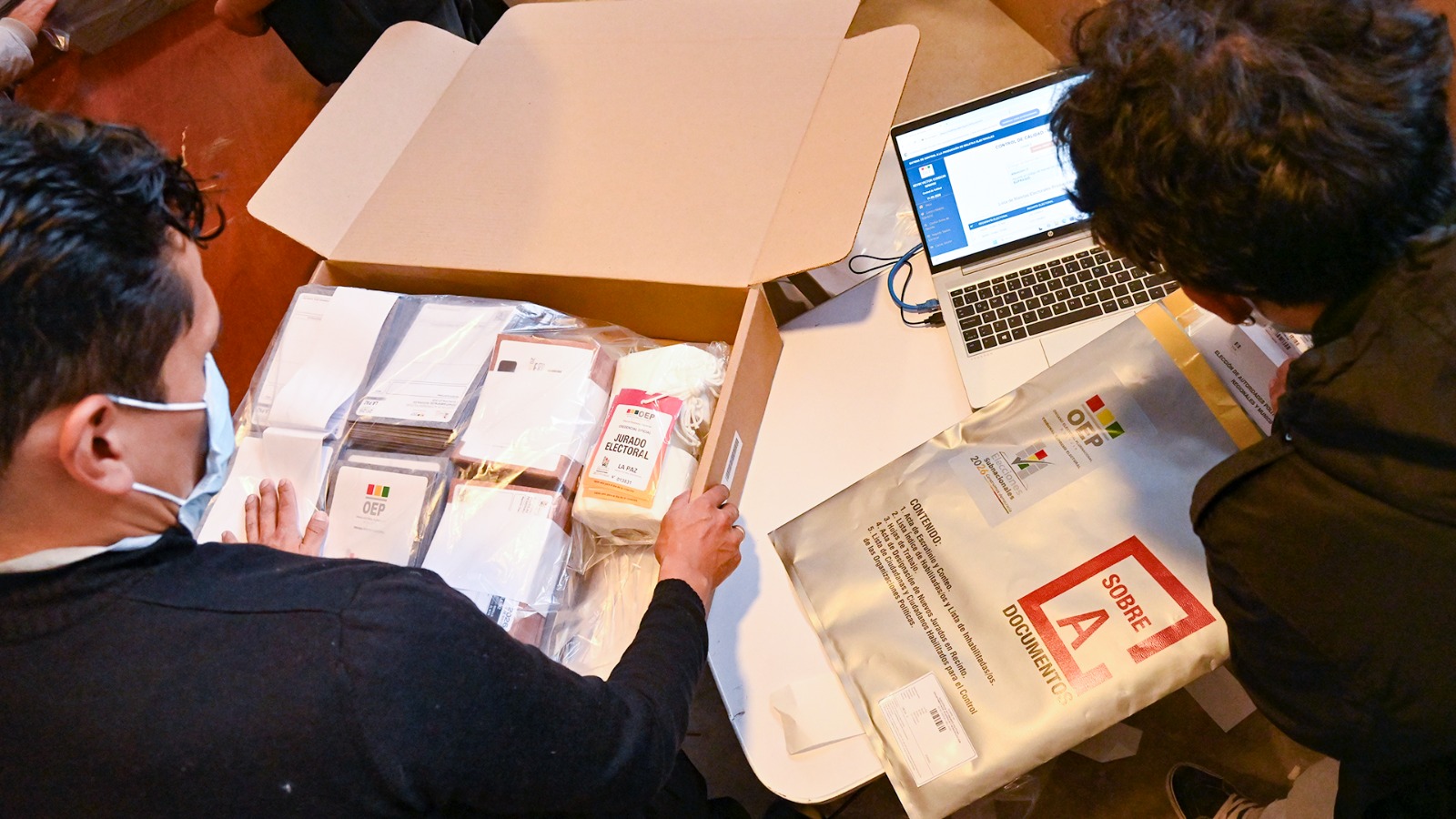 Armado de maleta electoral en el Centro Departamental de Logística de La Paz. Foto: TED La Paz.