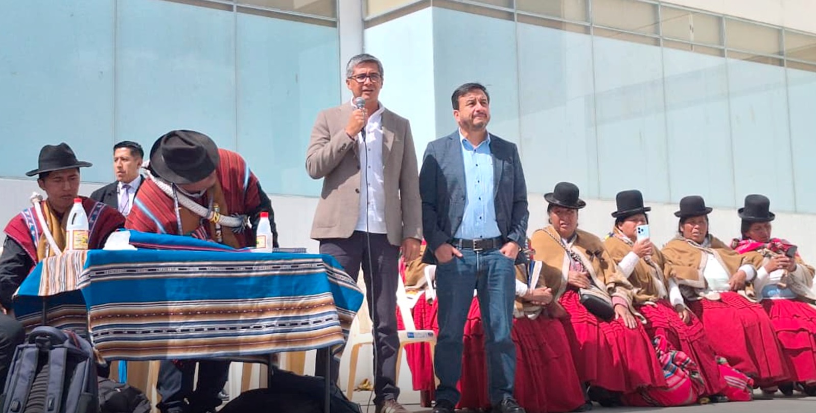 Los ministros de Economía e Hidrocarburos, José Gabriel Espinoza y Mauricio Medinaceli. Foto: Ministerio de Economía.