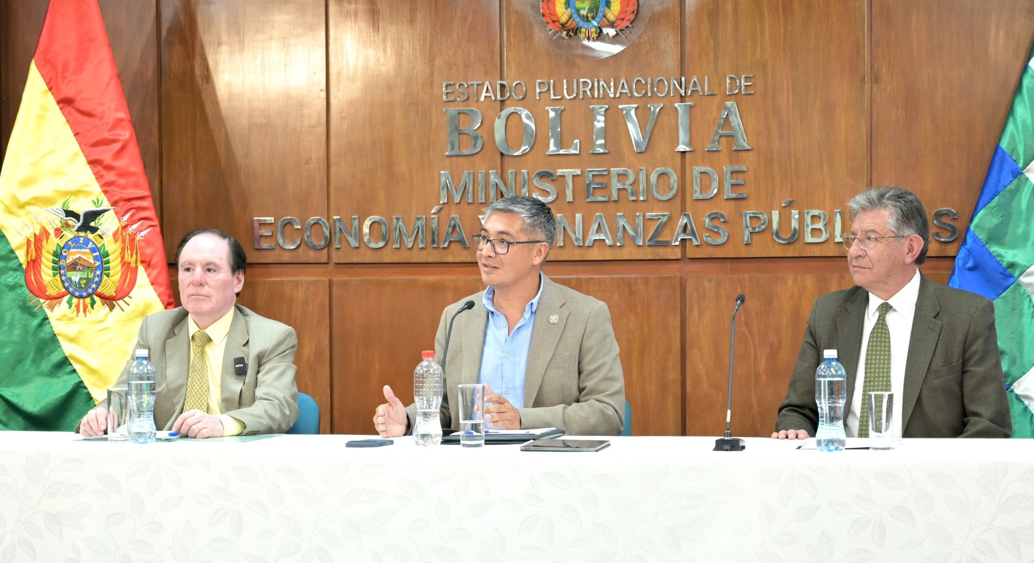 El ministro José Gabriel Espinoza (centro) en conferencia de prensa. Foto: Ministerio de Economía