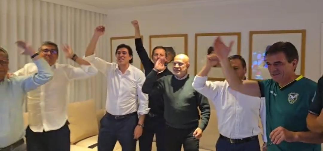 Ministros y Presidente de Bolivia festejan triunfo de Bolivia contra Surinam. Foto: Captura video.