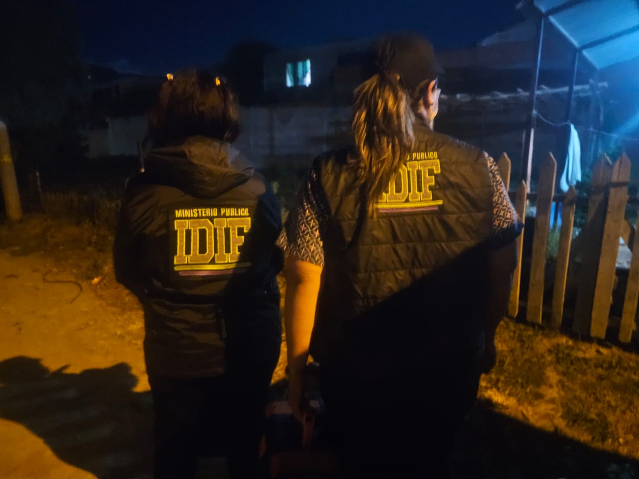 Personal del IDIF en la casa de la madre y los cinco niños fallecidos en Sacaba, Cochabamba. Foto: Fiscalía General del Estado.