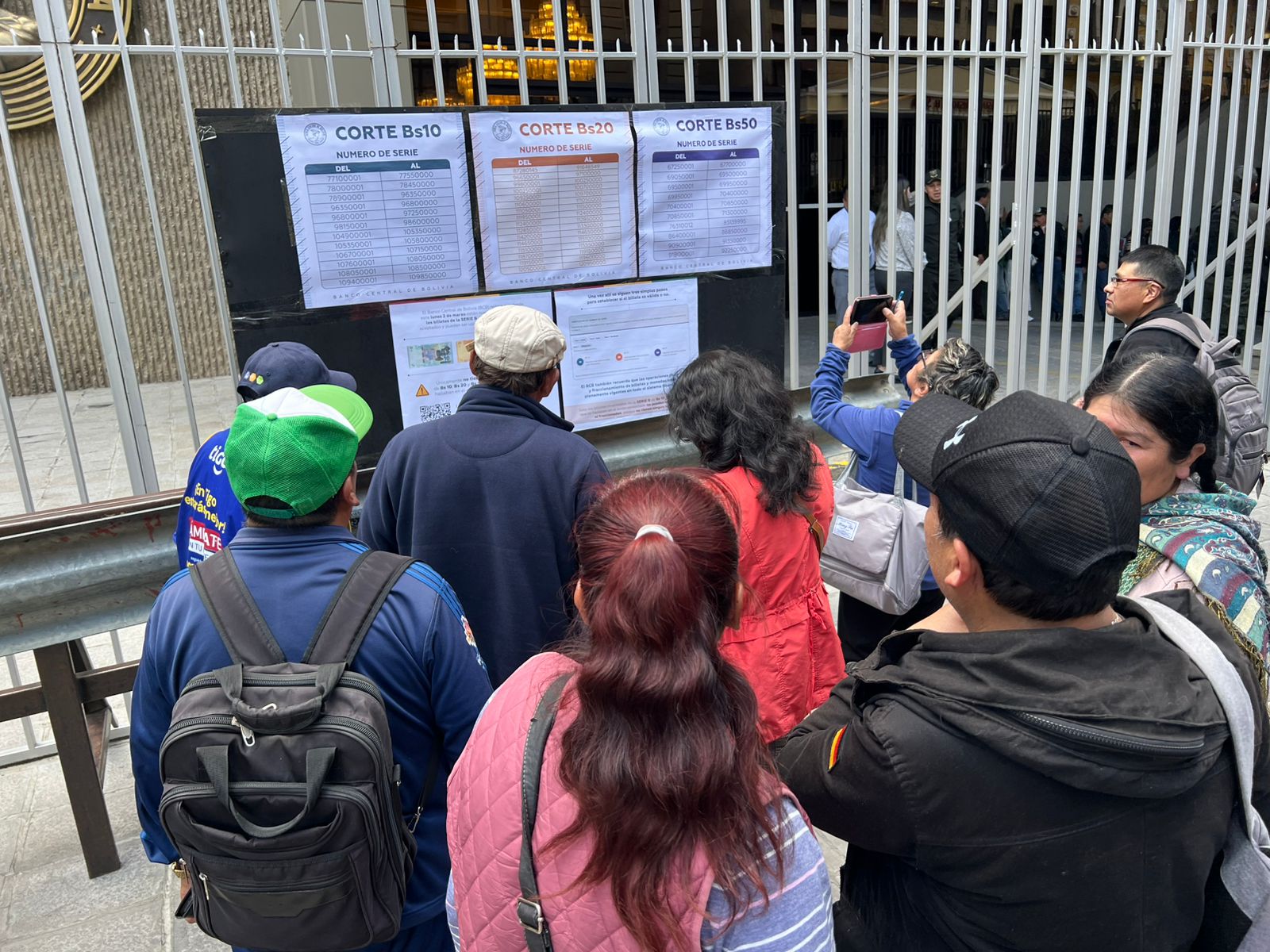 Población verifica en puertas del BCB billetes de Serie B invalidada tras accidente aéreo en El Alto. Foto: ABI.