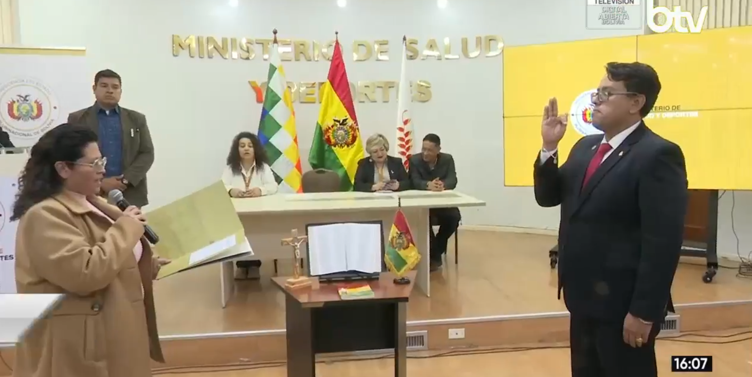 Posesión del nuevo director de la ASUSS, Pedro Luis Flores Bustamante. Foto: Captura Bolivia TV.