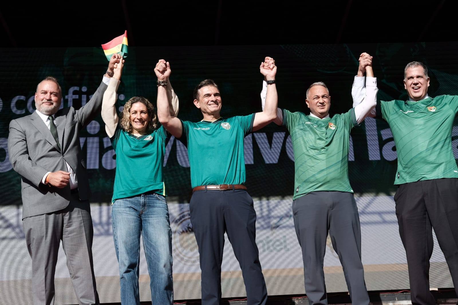 El presidente de Bolivia, Rodrigo Paz, vistiendo la camiseta de la Selección Boliviana. Foto: Presidencia.
