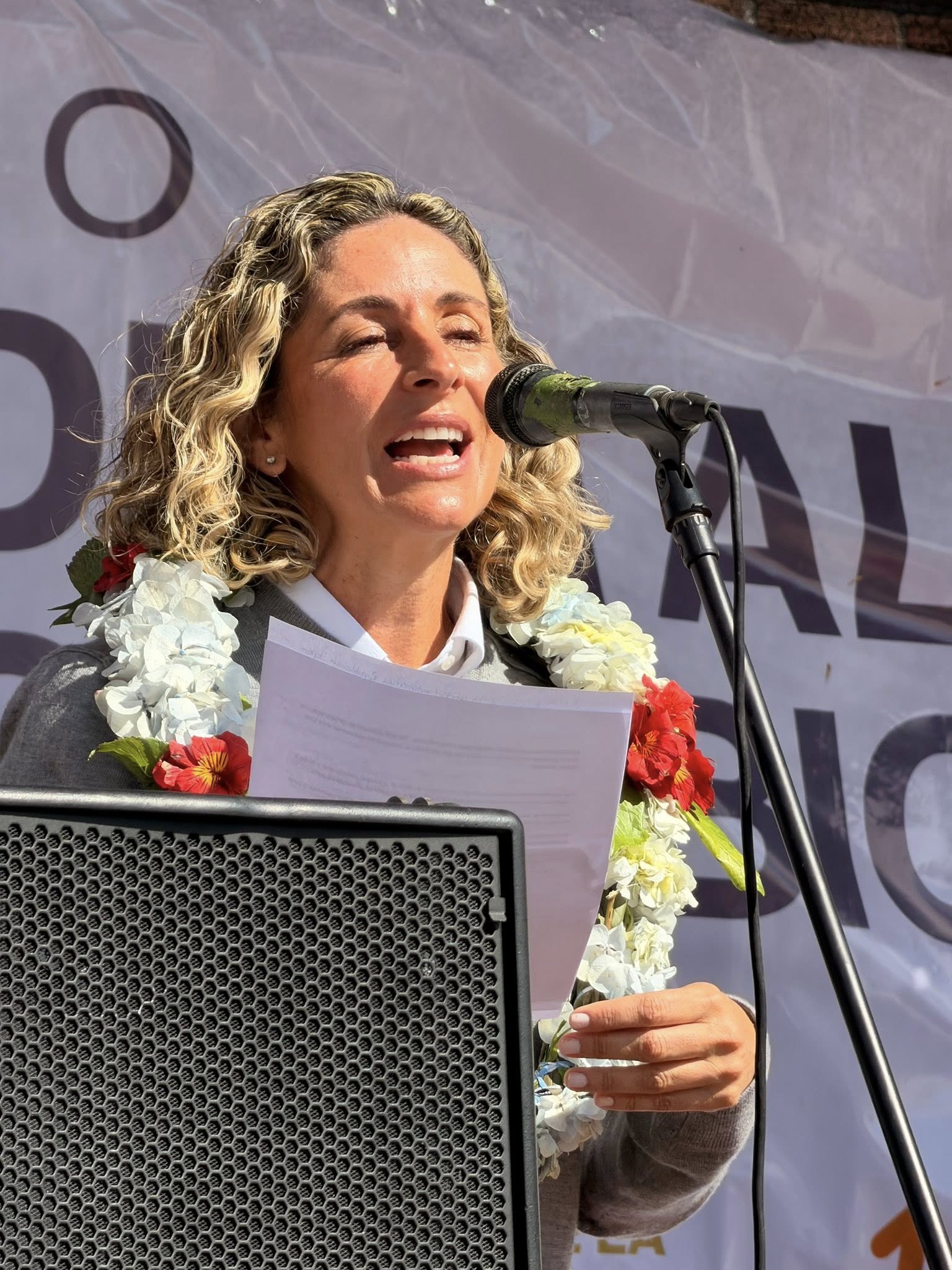 Primera Dama de Bolivia en su discurso en la unidad educativa Japón. Foto: Redes Sociales.