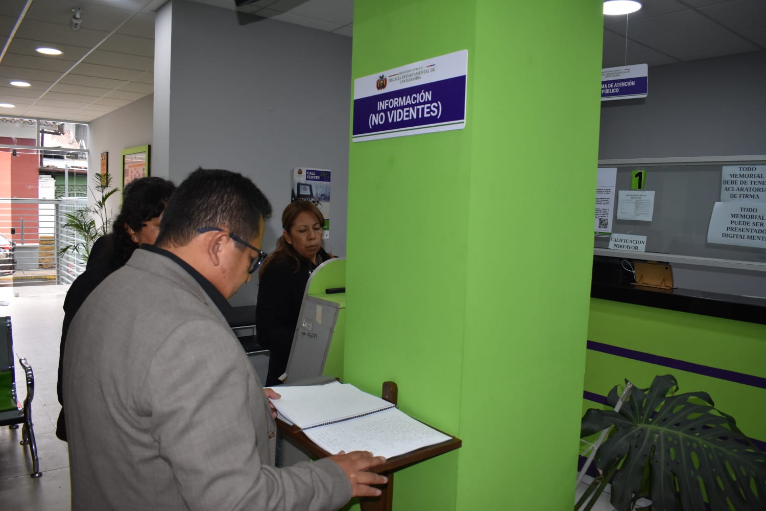 Punto de información de la Fiscalía Departamental de Cochabamba para no videntes. Foto: Fiscalía General del Estado.