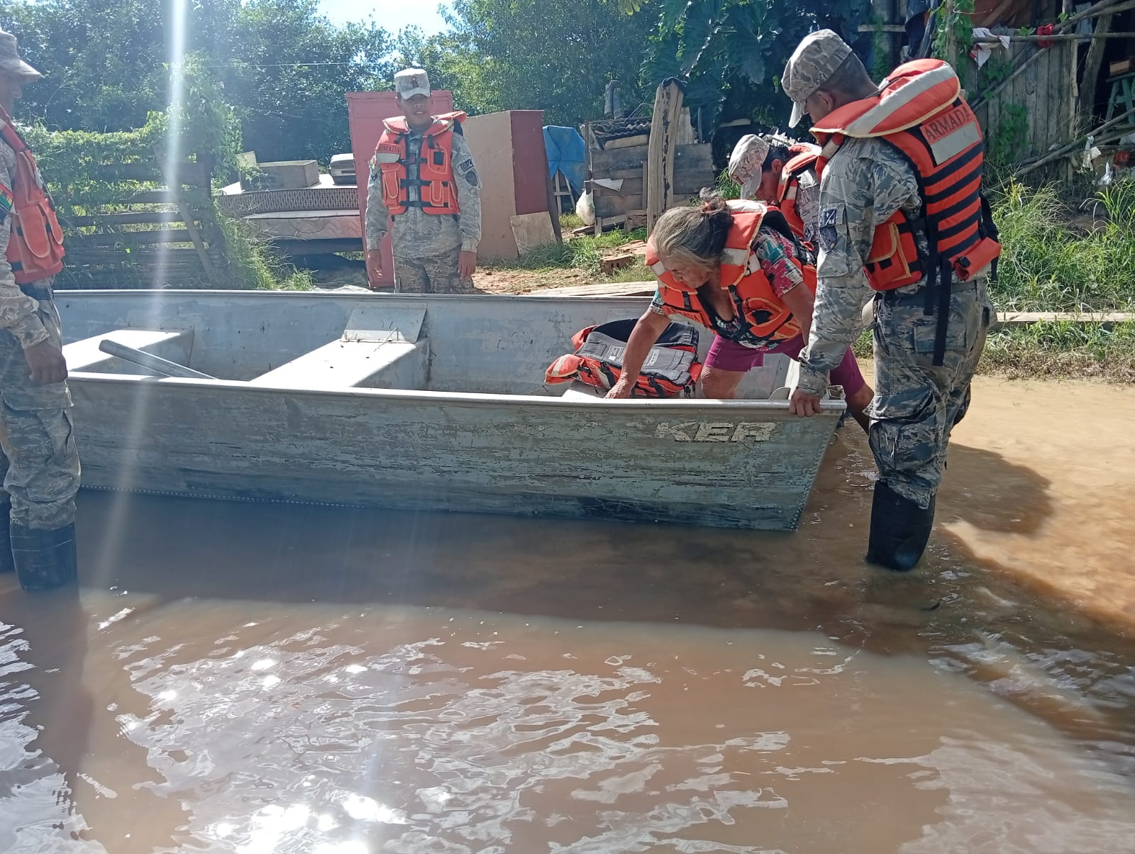 Rescate de 43 familias en Paichané D-4, Trinidad. Foto: Armada Boliviana.