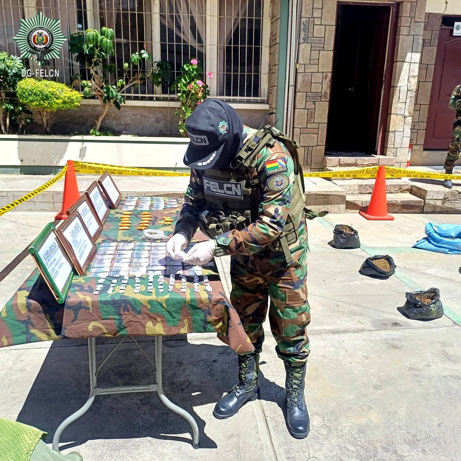 Policía de la Felcn muestra resultados de últimos operativos, entre ellos de la cárcel de El Abra. Foto: Felcn.