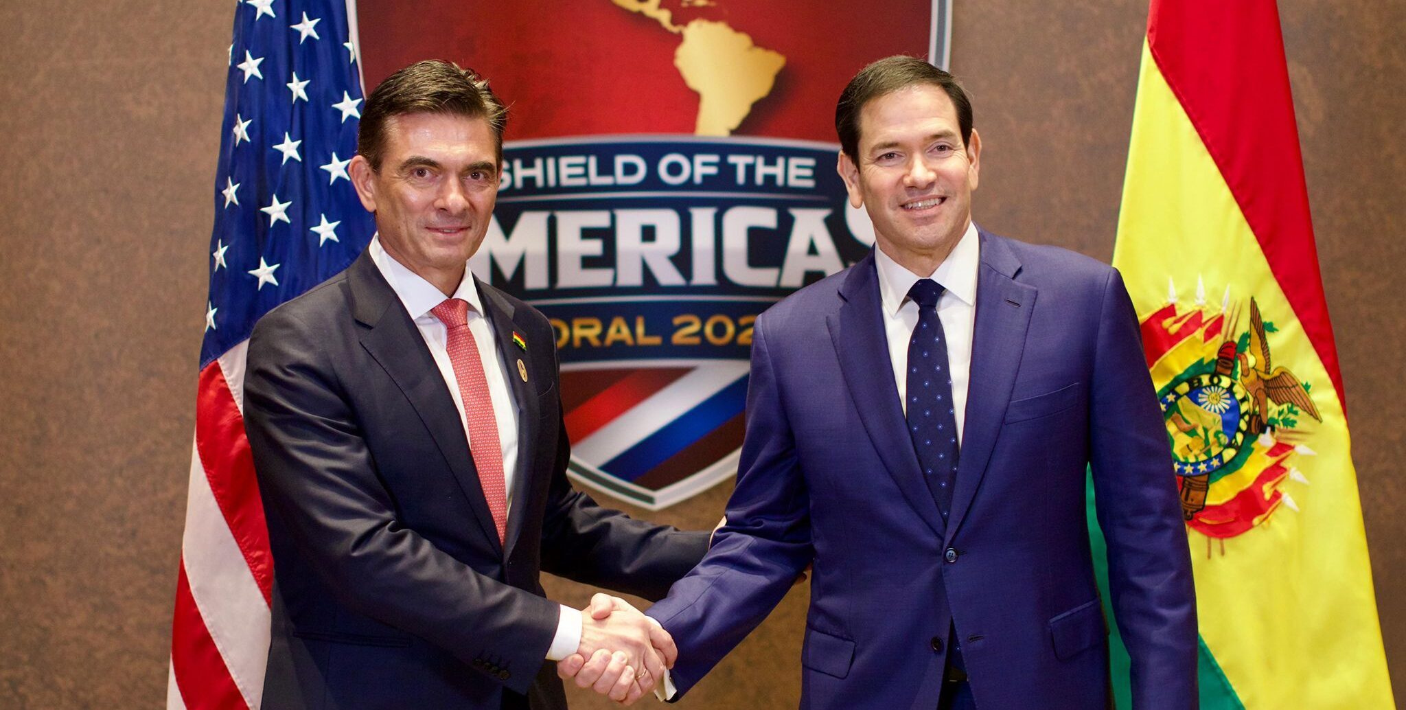 El presidente de Bolivia, Rodrigo Paz, estrecha la mano del secretario de Estado de Estados Unidos, Marco Rubio, en Miami. Foto: Gentileza Casa Blanca.