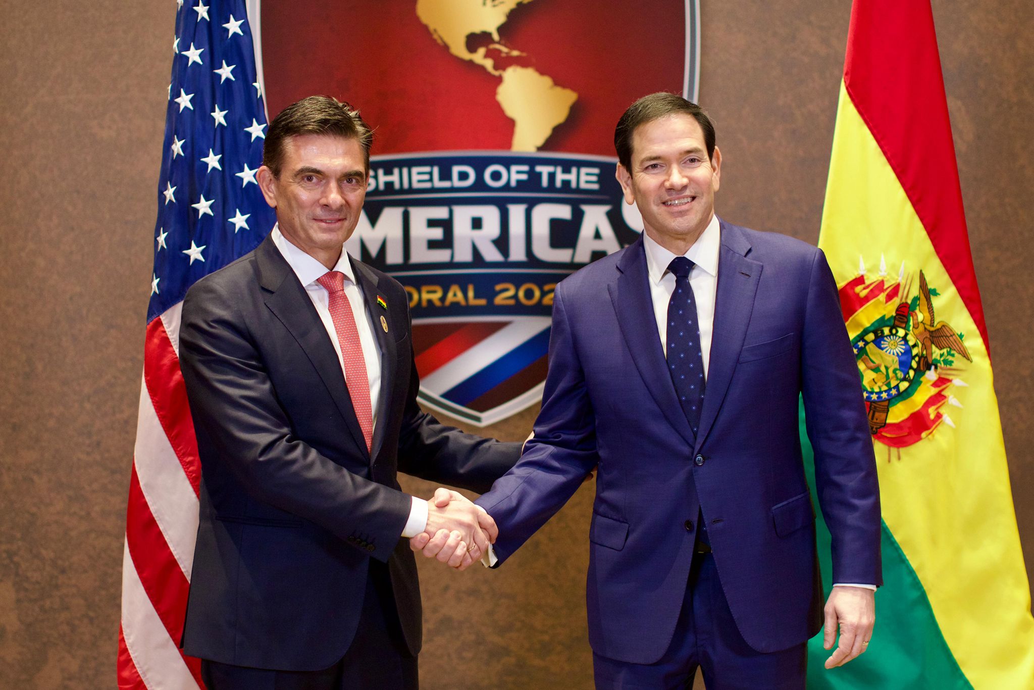 El presidente de Bolivia, Rodrigo Paz, estrecha la mano del secretario de Estado de Estados Unidos, Marco Rubio, en Miami. Foto: Gentileza Casa Blanca.