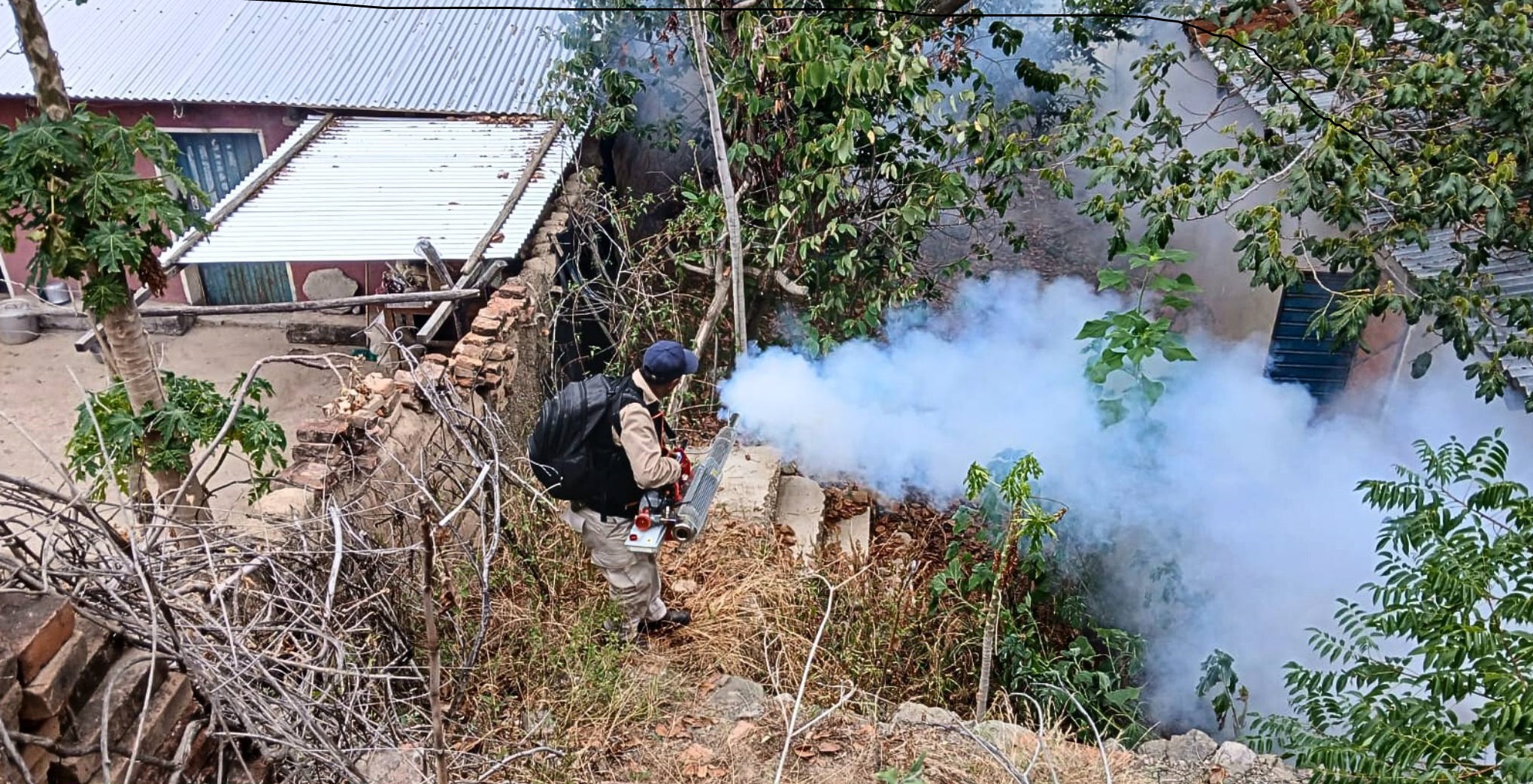 Tareas de fumigación contra la chikungunya en Sucre. Foto: Sedes Chuquisaca.