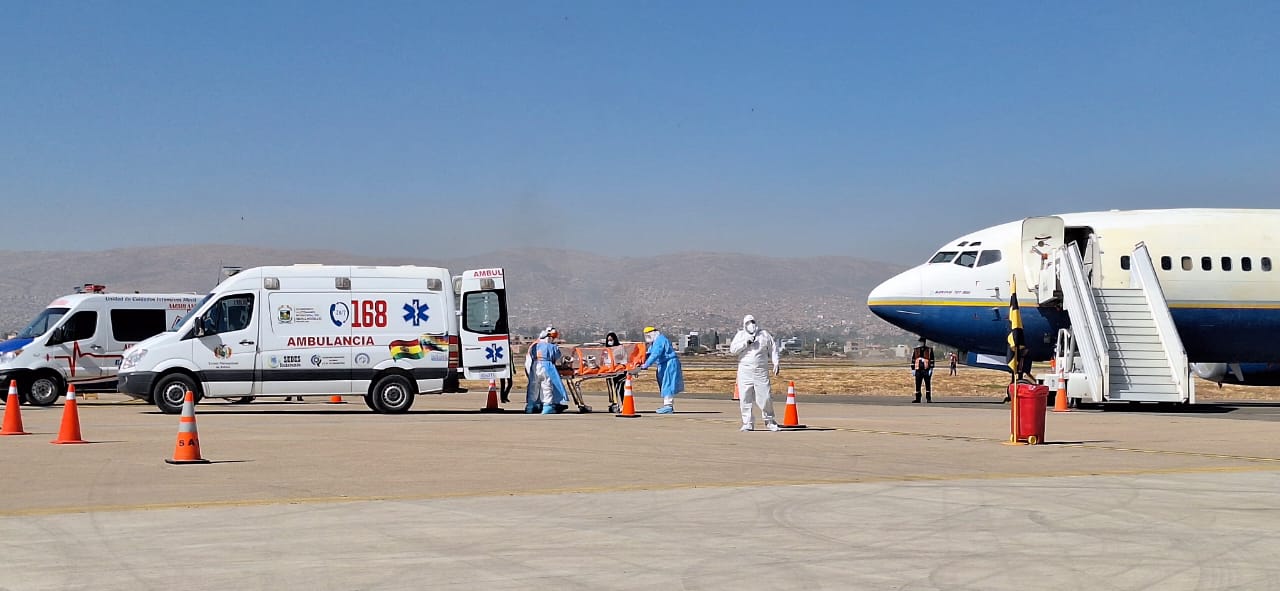 Simulacro de emergencia sanitaria realizado en 2024 en el aeropuerto Jorge Wilstermann. Foto: Viceministerio de Defensa y Cooperación al Desarrollo Integral.