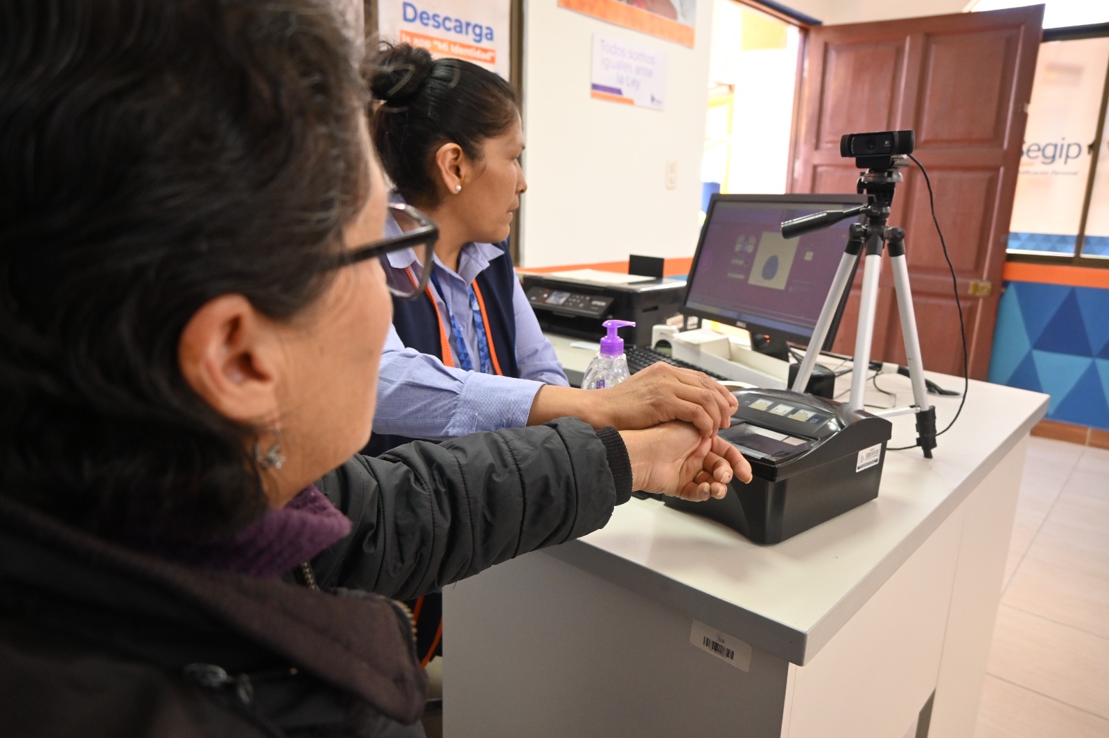 Ciudadana en el Segip obteniendo su cédula de identidad. Foto: Segip.