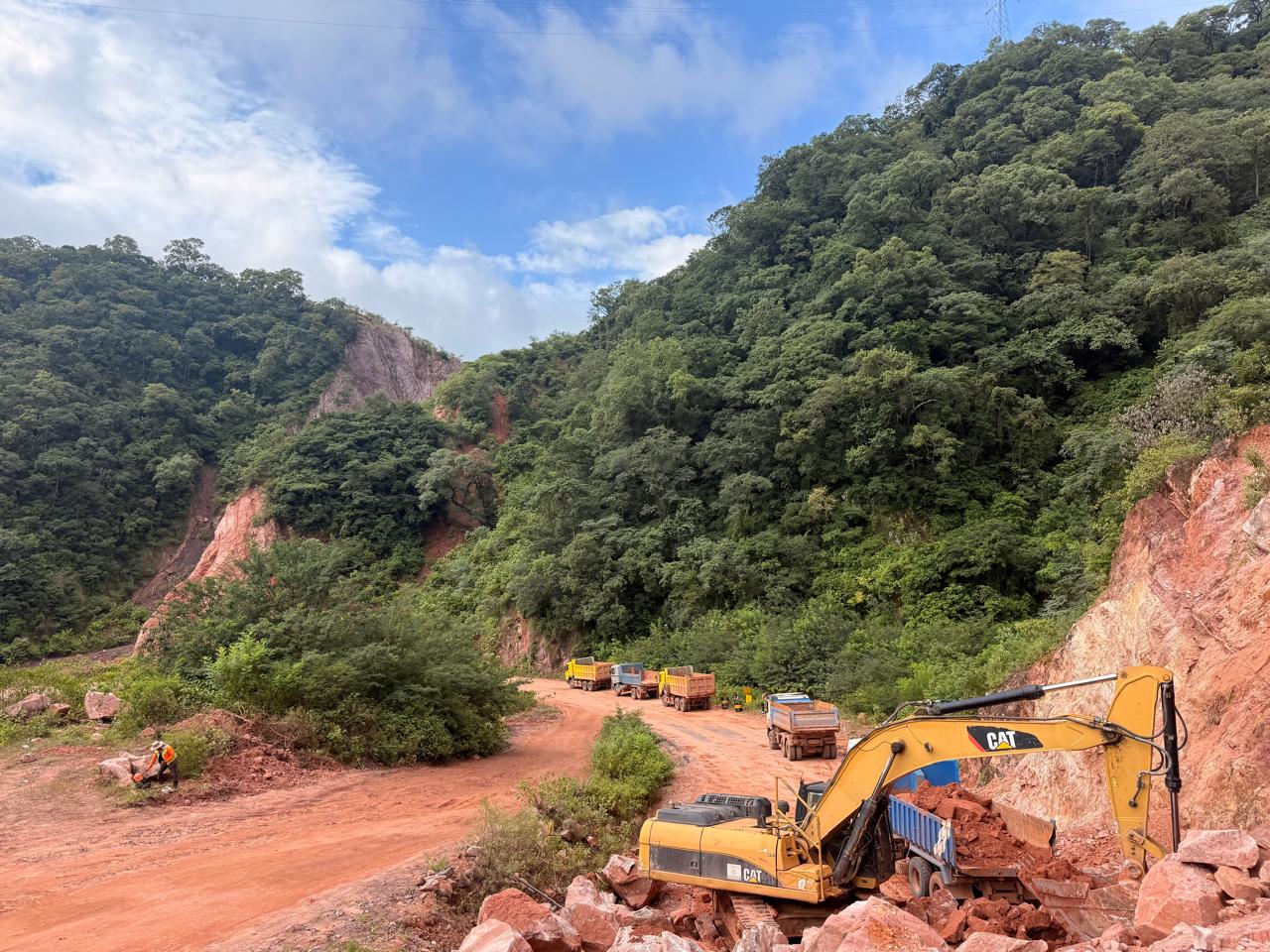 Trabajo de limpieza de la ABC en el tramo Tarija-Villamontes. Foto: ABC.