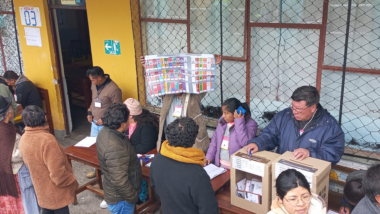 Votación en la escuela 24 de Junio, zona Pampahasi, La Paz. Foto: ABI.