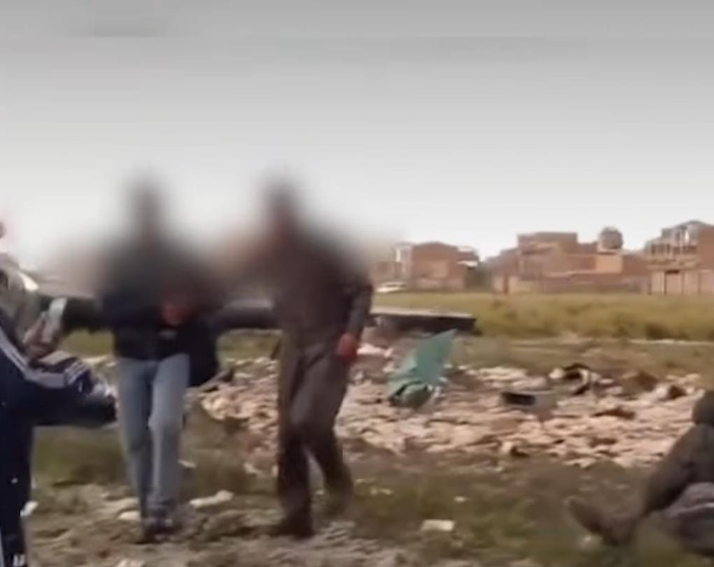 El video que circula en RRSS muestra cómo este hombre anónimo ayuda a dos miembros de la tripulación. Foto: Captura del video