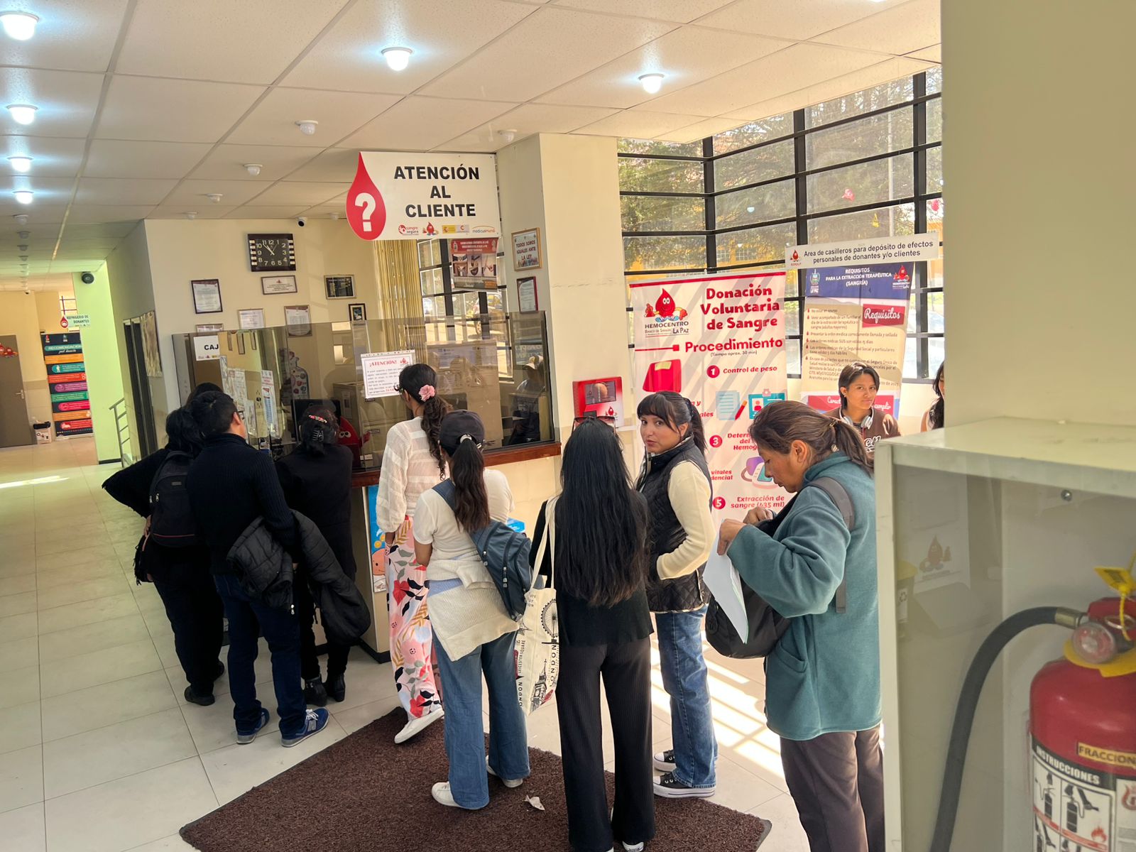 La población paceña acudió al Hemocentro en Miraflores. Fotos ABI.