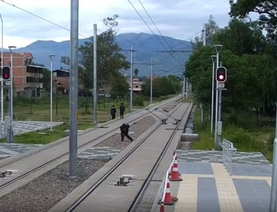 Las cámaras de seguridad registraron a estudiante colocando piedras en las rieles. FOTO MOPV