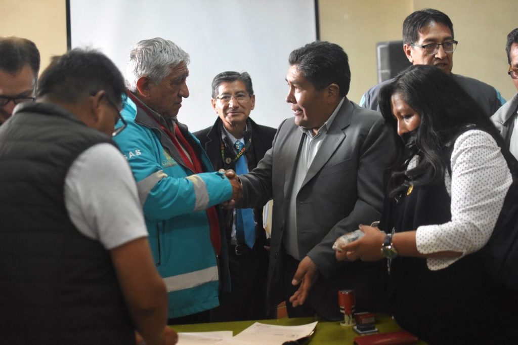 El alcalde Iván Arias reunido con representantes de las juntas escolares. Foto: GAMLP