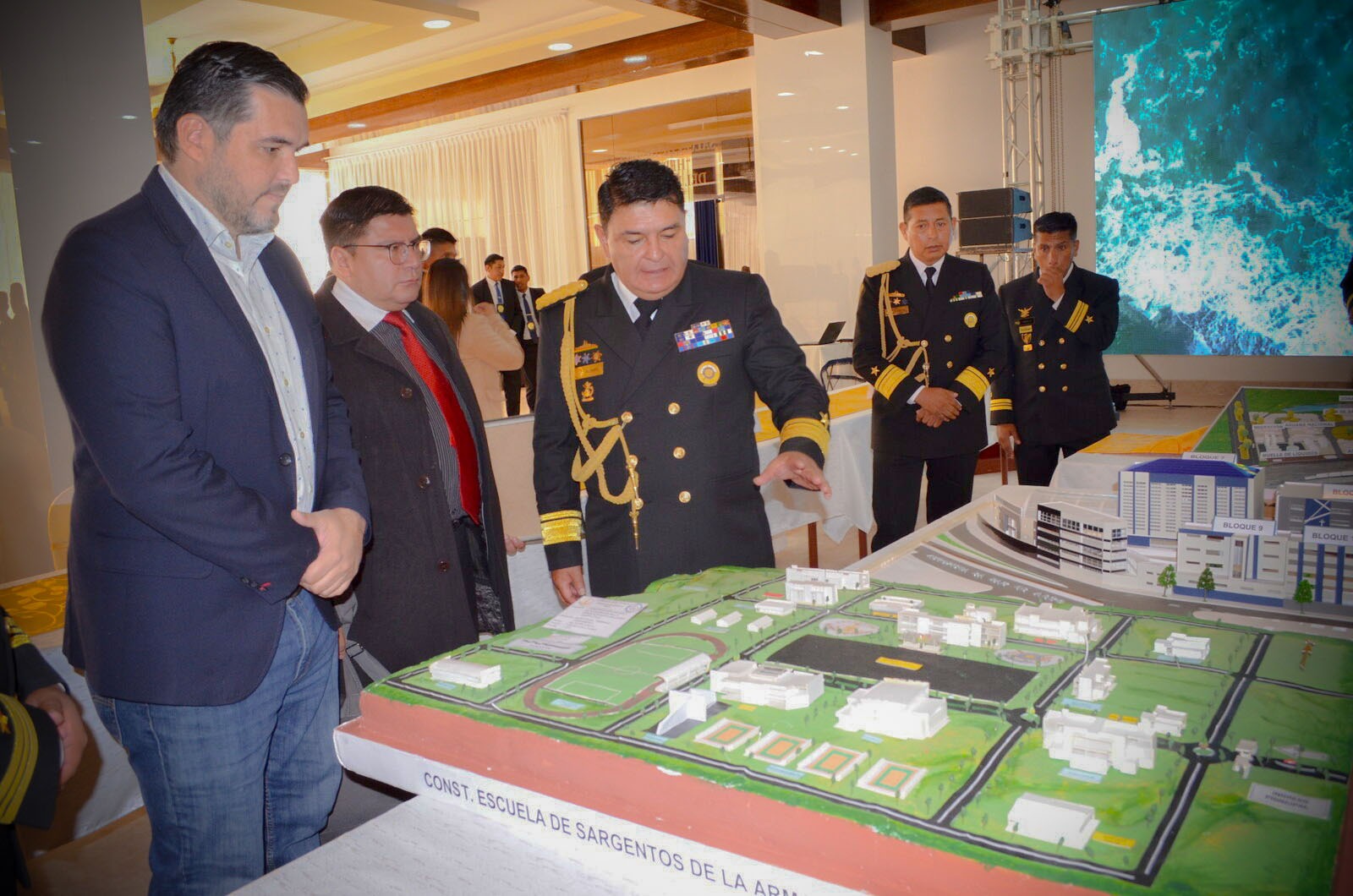 Autoridades de la UPRE y la Armada revisan la maqueta de la obra. Foto: MOPSyV