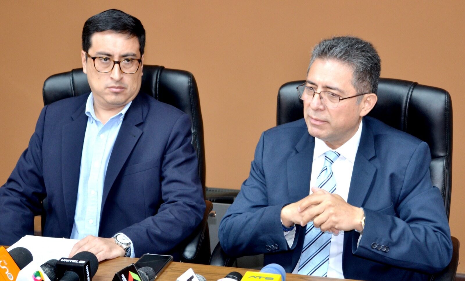 El asesor legal Javier Ferrufino, y el viceministro Alfredo Troche. Foto: Ministerio de Defensa