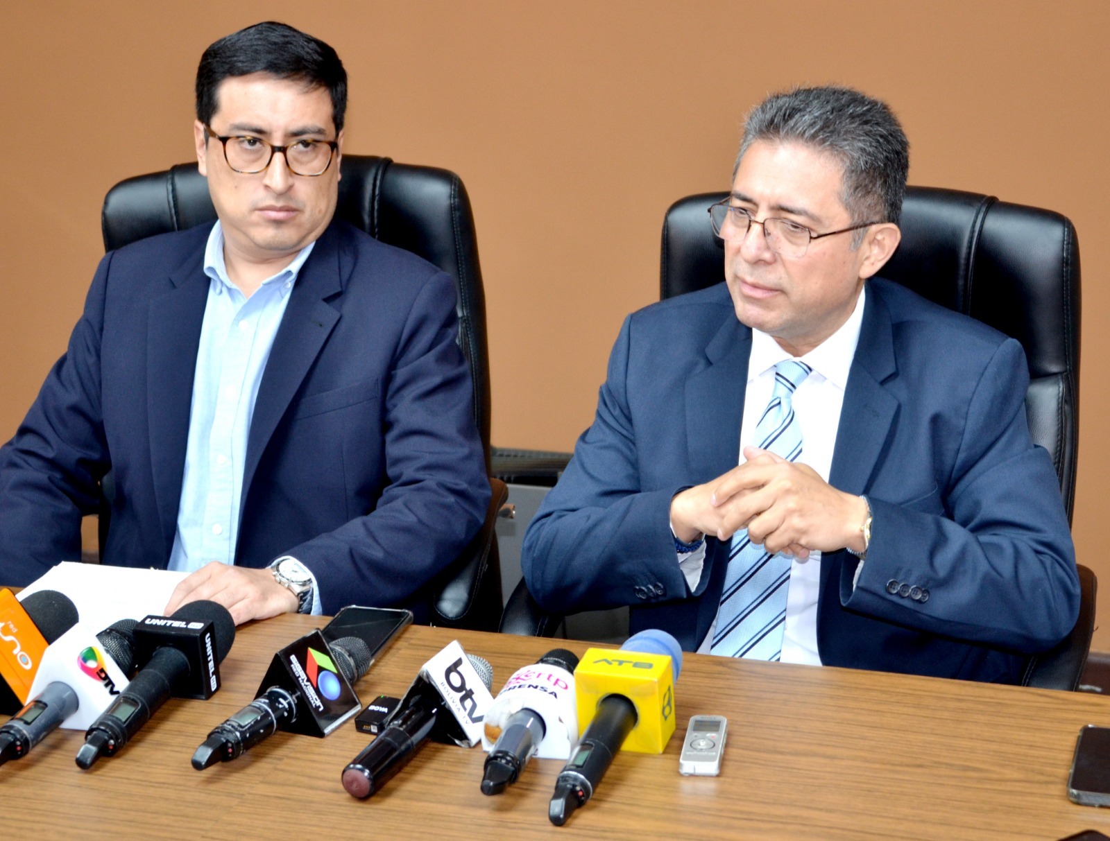 El asesor legal Javier Ferrufino, y el viceministro Alfredo Troche. Foto: Ministerio de Defensa