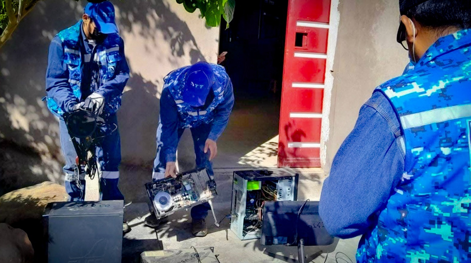 Personal de la ATT secuestra equipos de emisoras ilegales. Foto: MOPSyV