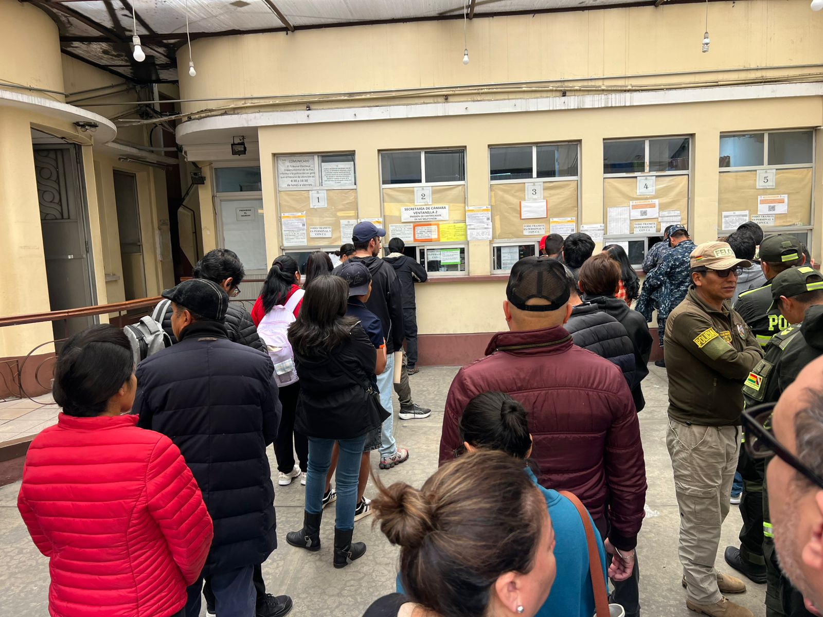 Fila para obtener el certificado de impedimento de sufragio en el Tribunal Electoral Departamental de La Paz. Foto: ABI.