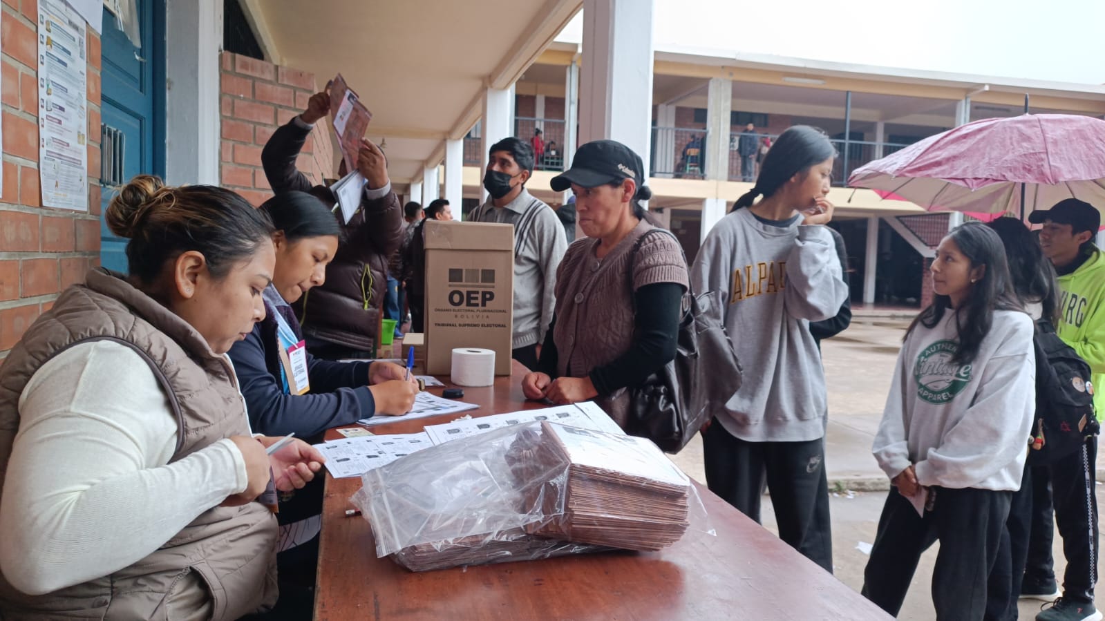 Votación en unidad educativa Jesús Maestro en Cochabamba. Foto: Redes Sociales.