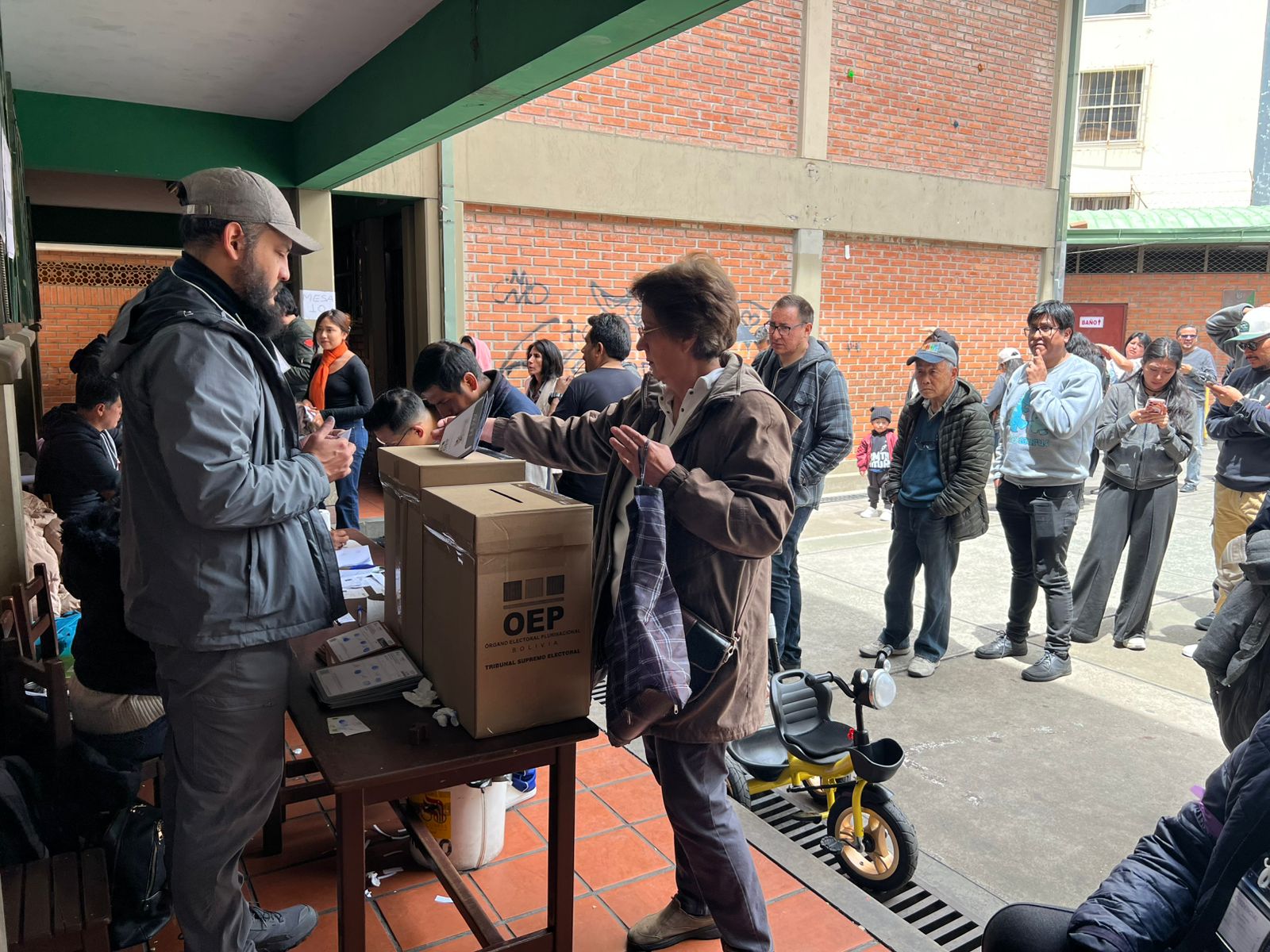 Ciudadana emite su voto en la ciudad de La Paz para las elecciones subnacionales. Foto: ABI.