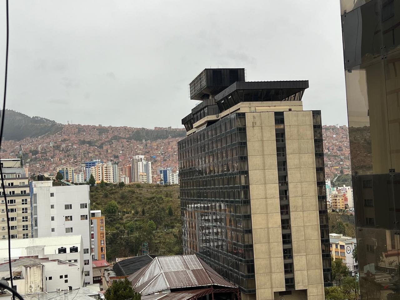 La Paz amaneció con el cielo nublado y lluvias en esta jornada de las elecciones subnaciones. Foto: ABI.