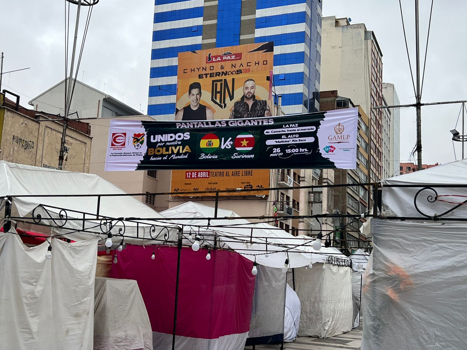 Cartel de anuncio de dos pantallas gigantes para ver partido de Bolivia vs. Surinam. Foto: ABI.