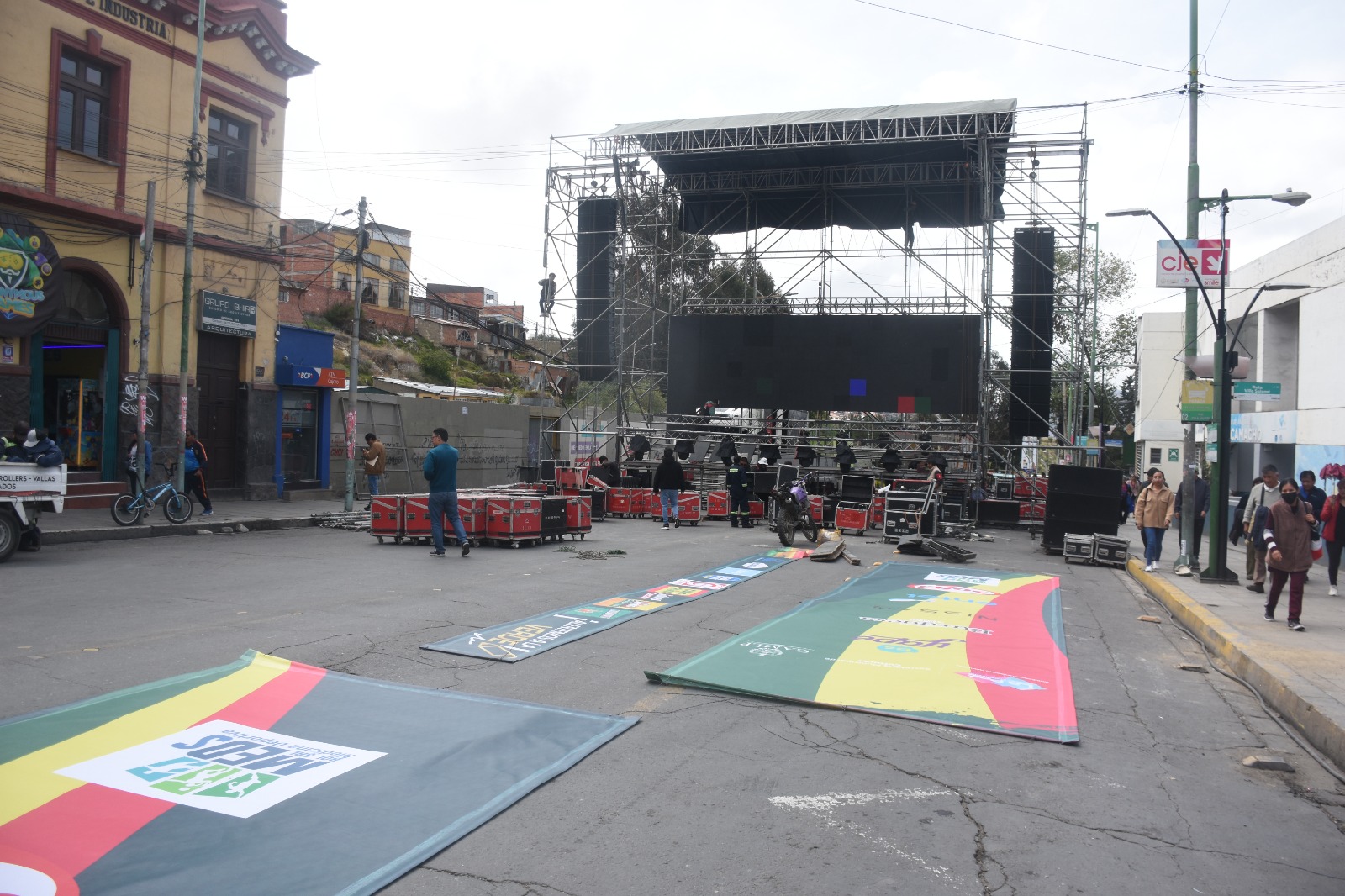 Instalación de pantallas gigantes para ver partido de Bolivia vs. Surinam. Foto: GAMLP.