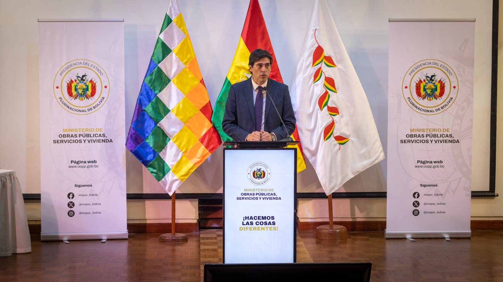 El ministro de Obras Públicas, Servicios y Vivienda, Mauricio Zamora en la rendición de cuentas de esa cartera. Foto: MOPSV.