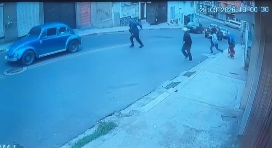 Cámaras de seguridad grabaron el asalto a mano armada.