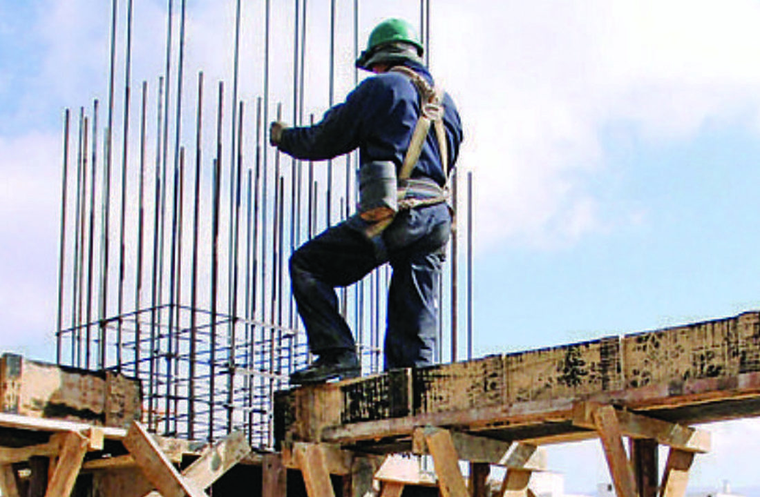 Imagen referencial de un albañil en una construcción. Foto: internet