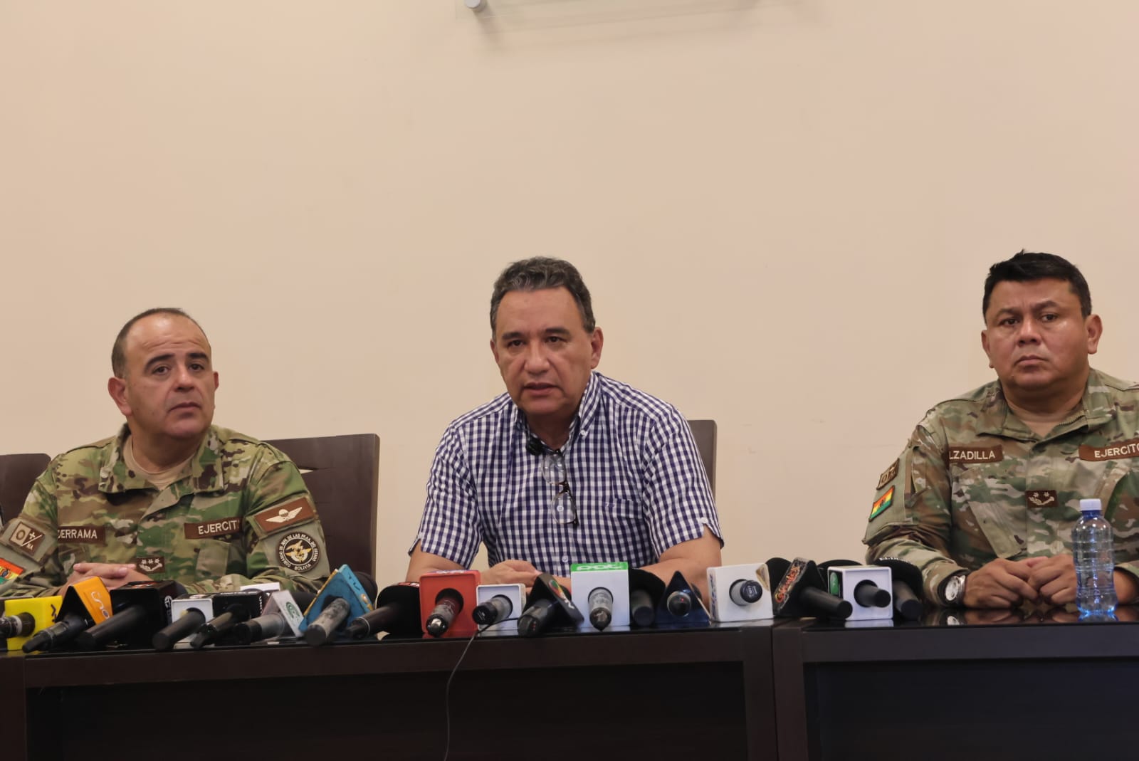 El ministro de Defensa, Marcelo Salinas (centro), junto con efectivos de las Fuerzas Armadas, en conferencia de prensa.