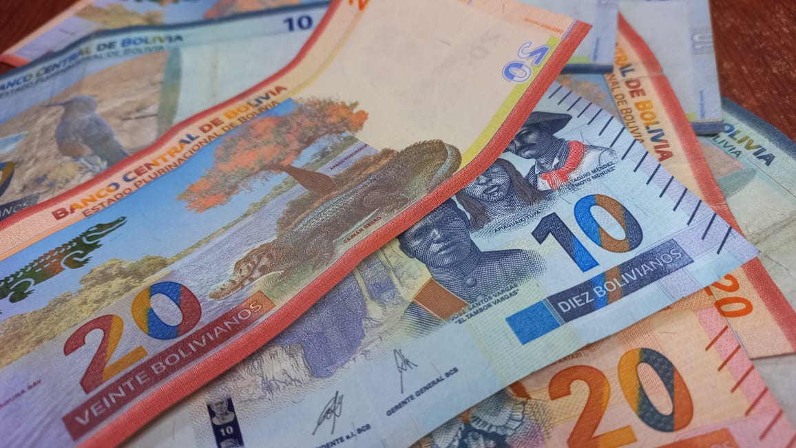 Billetes de los cortes de Bs 1 y Bs 20. Foto: ABI