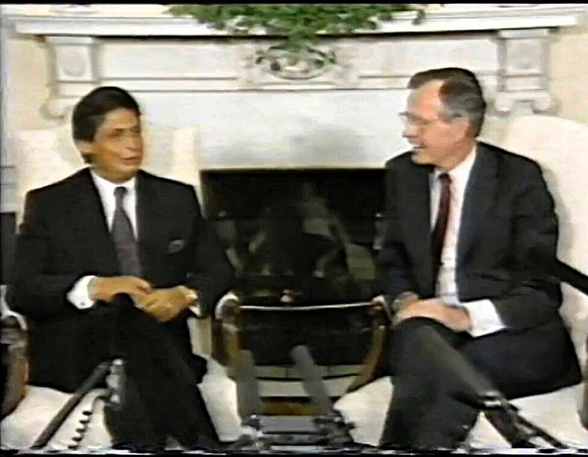 El entonces presidente de Bolivia Jaime Paz Zamora en una reunión en 1990 con el también entonces mandatario de Estados Unidos George Busch. Imagen: Captura.
