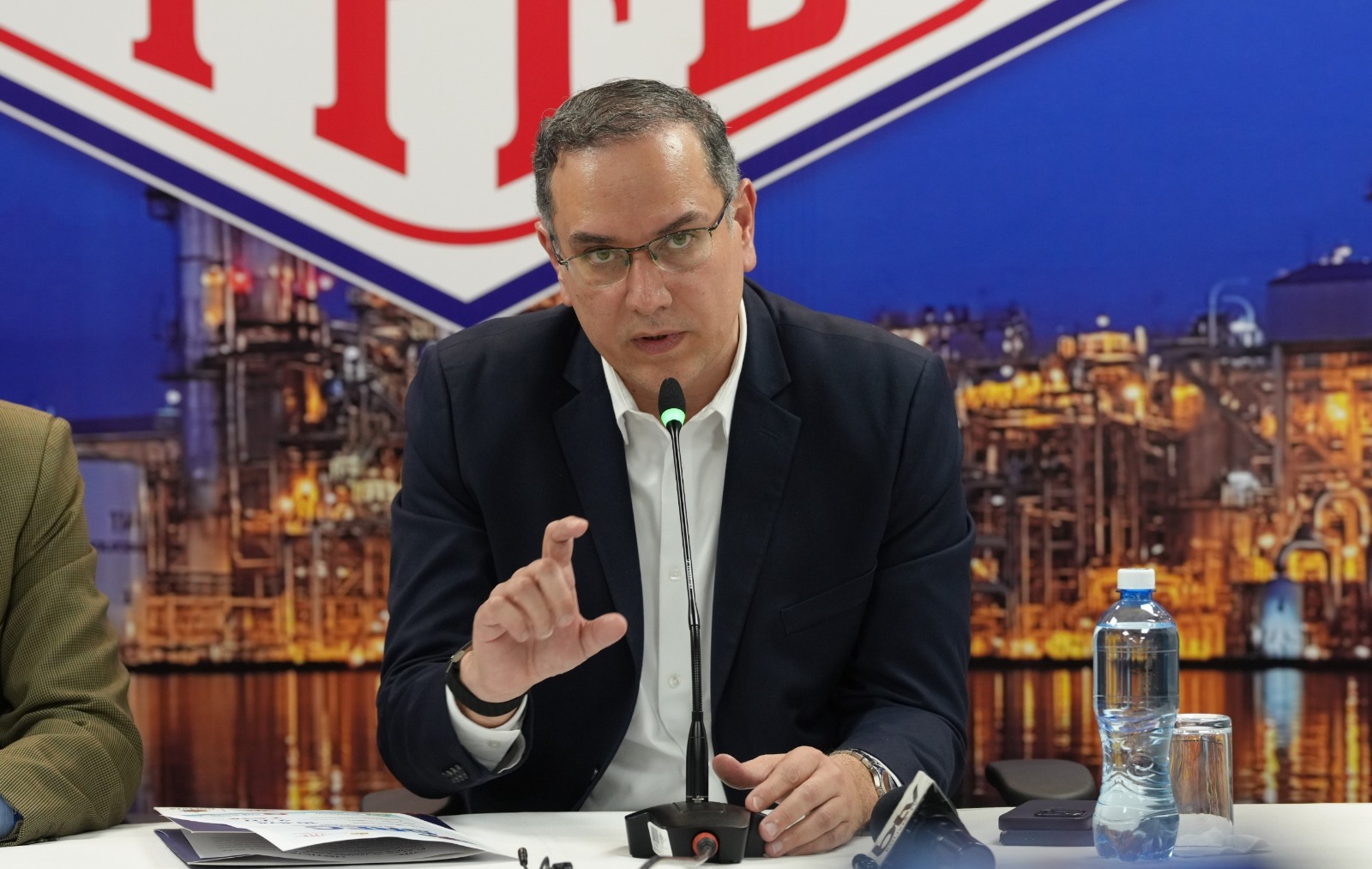 El presidente de YPFB, Yussef Akly, en conferencia de prensa. Foto: YPFB.
