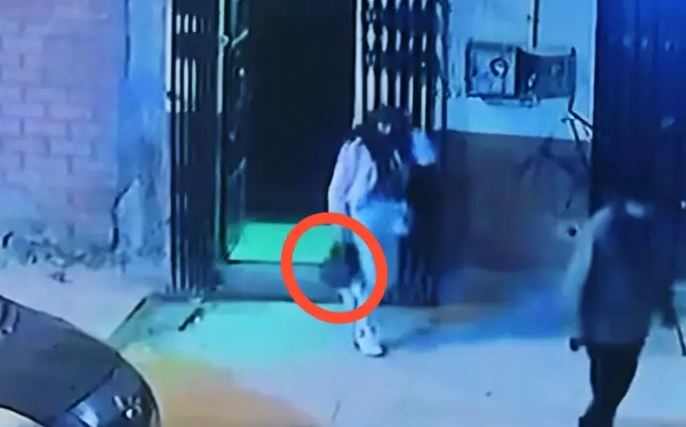 Cámaras de seguridad ayudaron identificar a la mujer que robó el dinero.