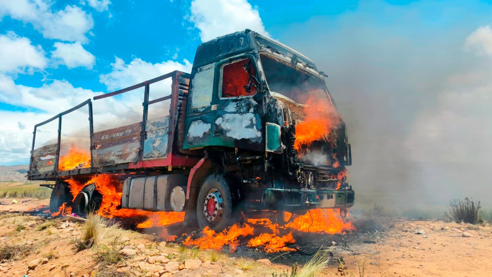 El camión incendiado en la comunidad de Chocorosi, La Paz. Foto: Aduana Nacional