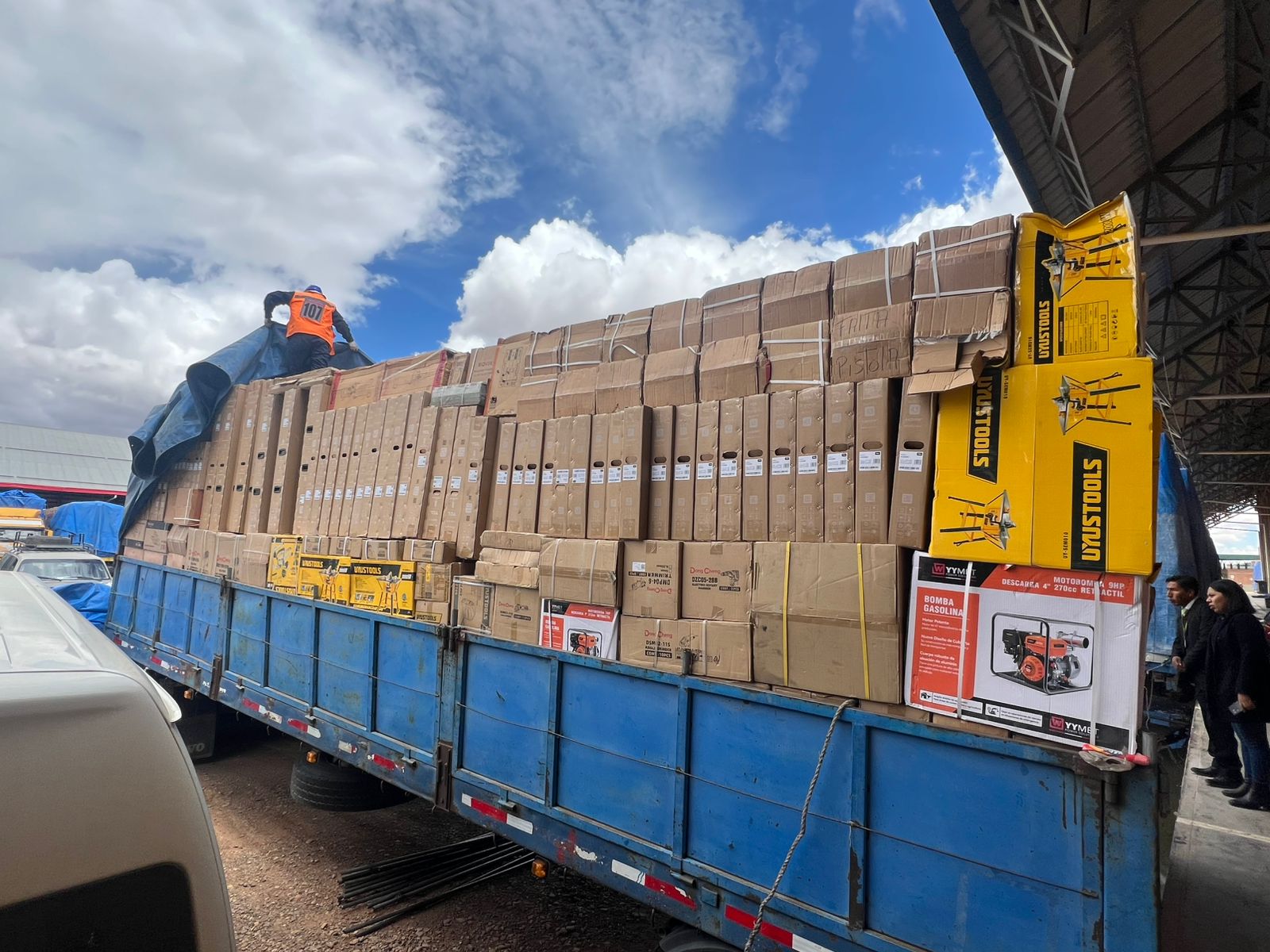 El camión con mercadería de contrabando. Foto: Aduana Nacional